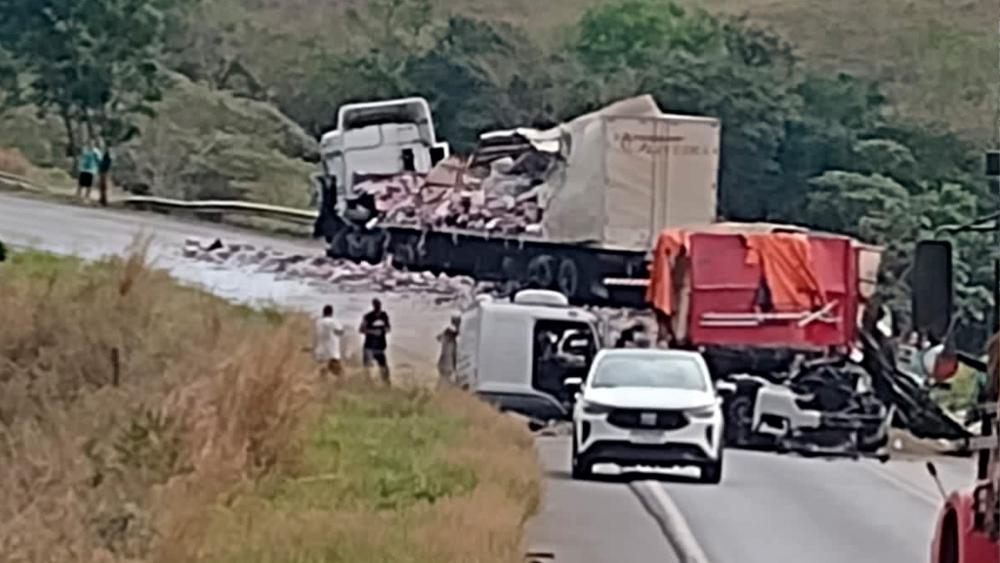 ACIDENTE FATAL NA BR-251: DUAS PESSOAS MORREM NA BATIDA ENTRE CARRO E  CARRETA BITREM